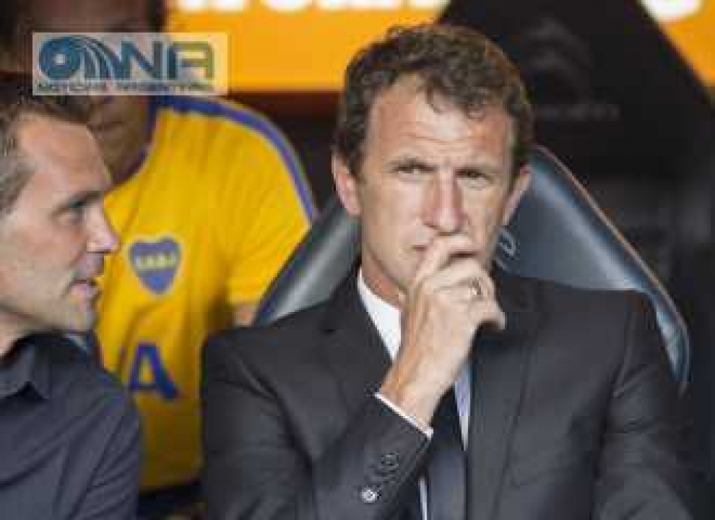 Arruabarrena arribó a Ezeiza, delineó los requisitos para jugar en Boca y ya se reúne con Riquelme