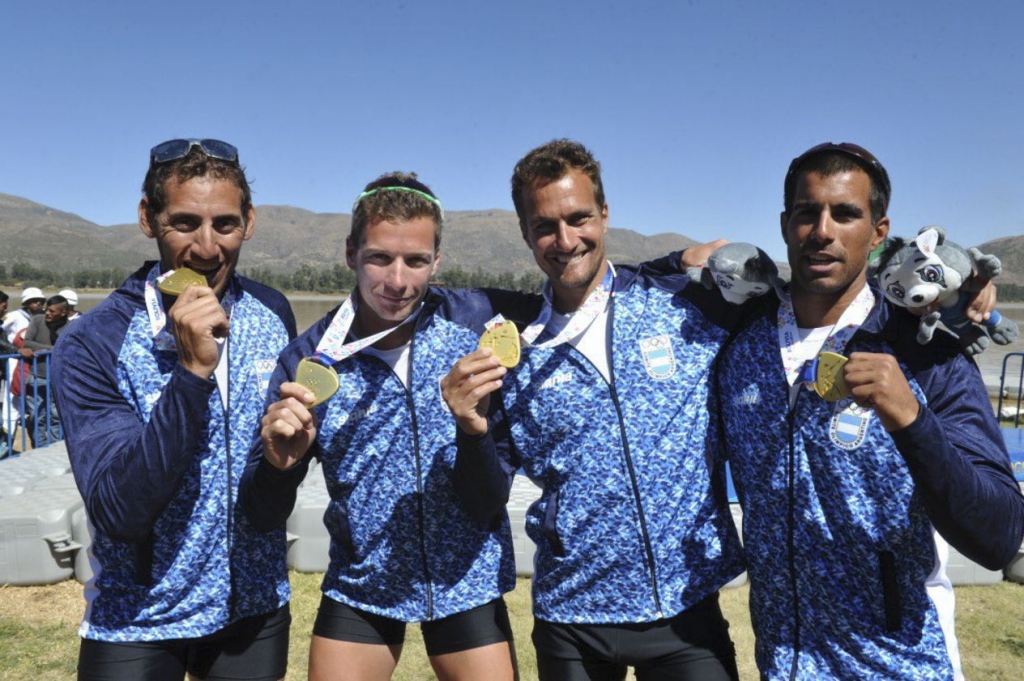 <p>Brian con Cristian Rosso, Ariel Suárez y Agustín Díaz. Foto: NA/COA.</p>