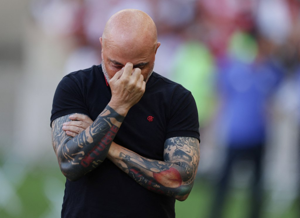 La insólita acción de Sampaoli: agarró con la mano una pelota que seguía en juego