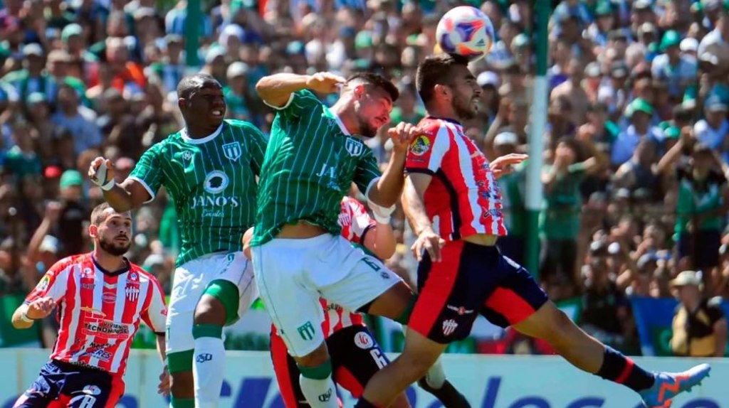 Fox Sports Argentina on X: #Futbol  Talleres de Remedios de Escalada  ascendió a la Primera Nacional. Tras el triunfo por 1 a 0 ante San Miguel,  consiguió es ascenso directo.  /