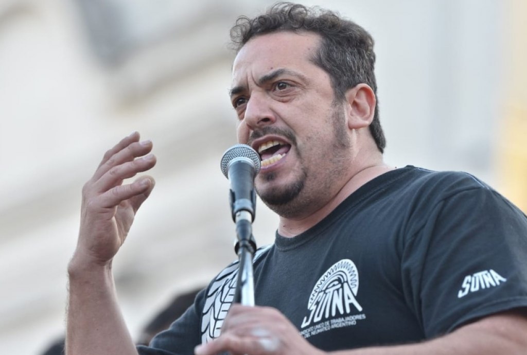 Alejandro Crespo, secretario general de SUTNA frente a la planta de Fate