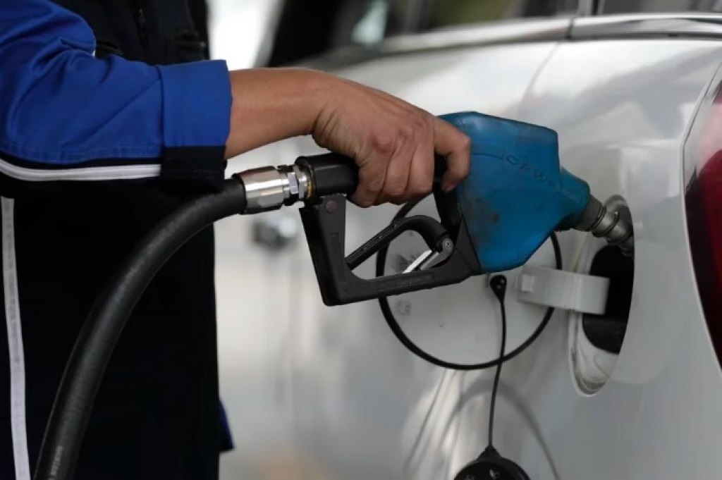 Estación de servicio de YPF con surtidores de nafta