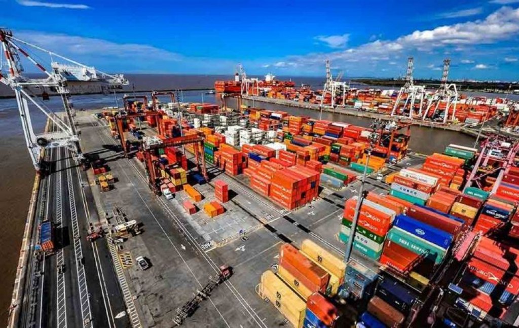 Contenedores y camiones en operación comercial entre Argentina y Brasil