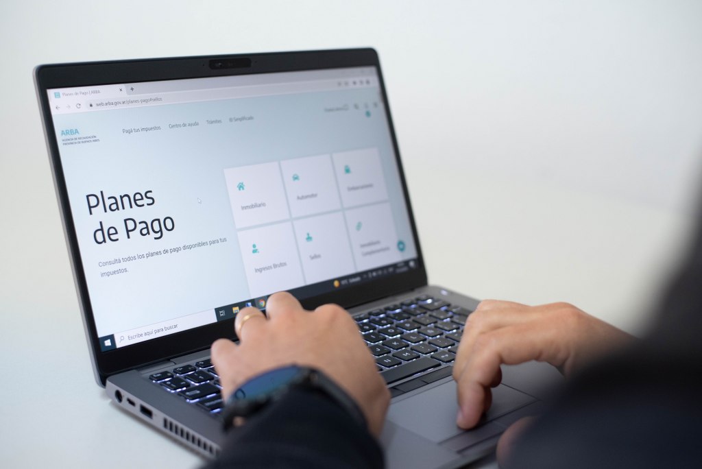 Sede de organismo recaudador y billetes argentinos