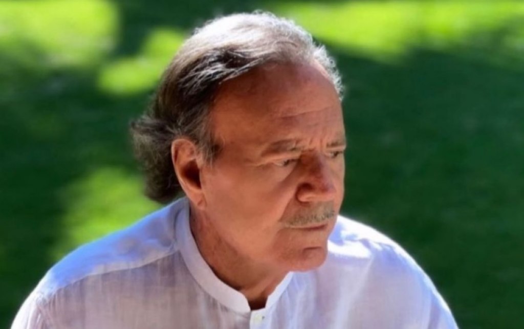 Julio Iglesias, acusado por exempleadas por agresión sexual y explotación laboral