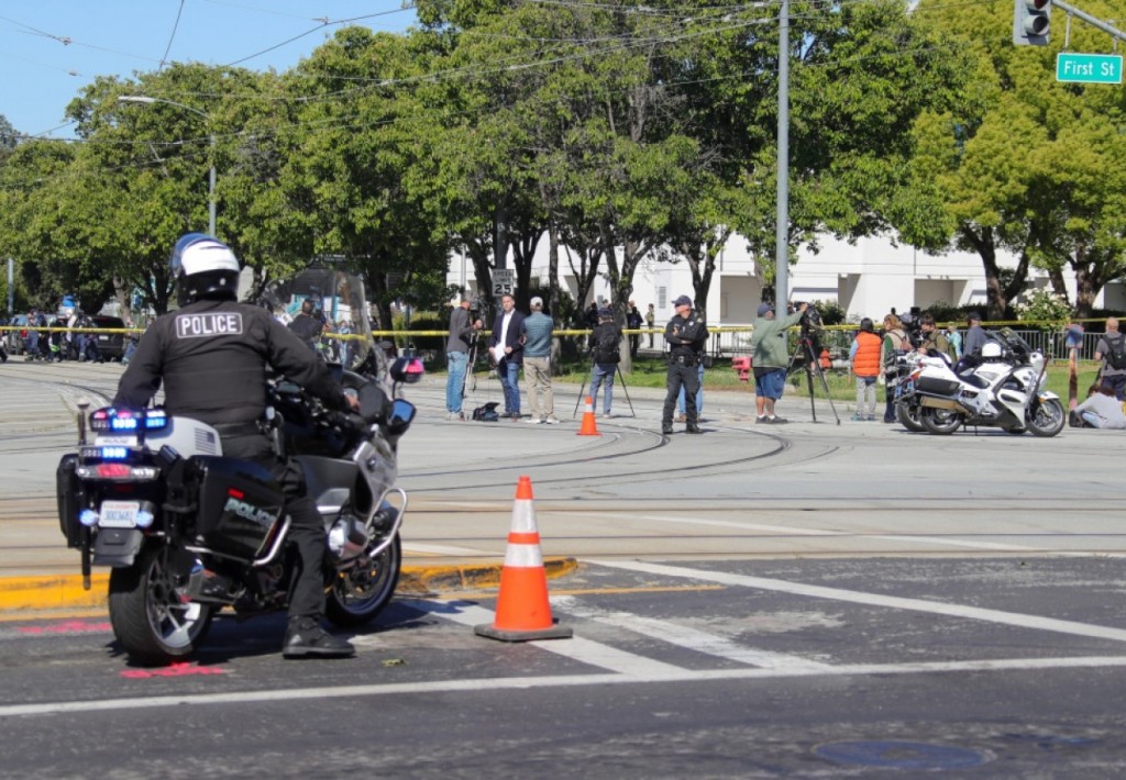 Patrulleros y cintas policiales en una escena de crimen en Chicago