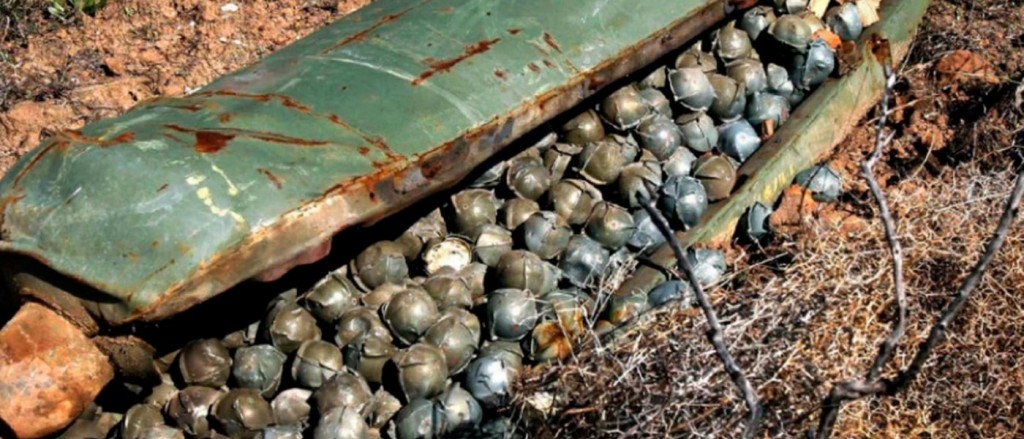 Zelenski acusa a Rusia de usar ojivas de racimo en ataques contra Ucrania que causaron al menos 4 muertos