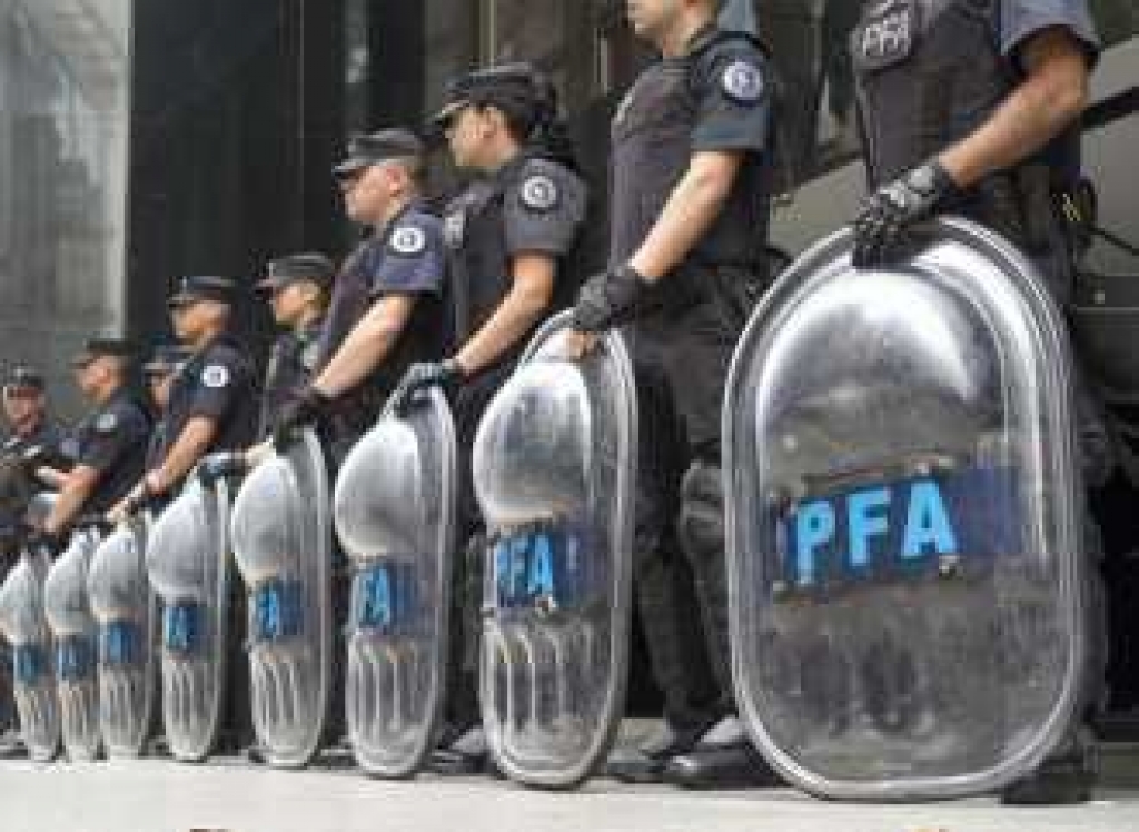 Disponen un aumento del 10 por ciento para Policía Federal, pero el 65% del personal seguirá bajo la línea de la pobreza