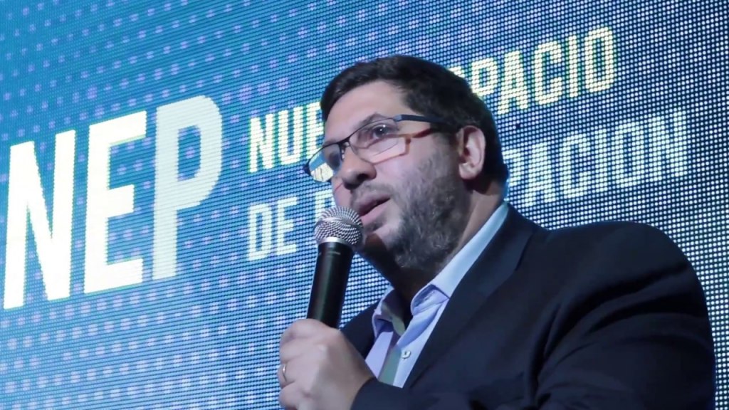 Juan Manuel Olmos durante una entrevista política