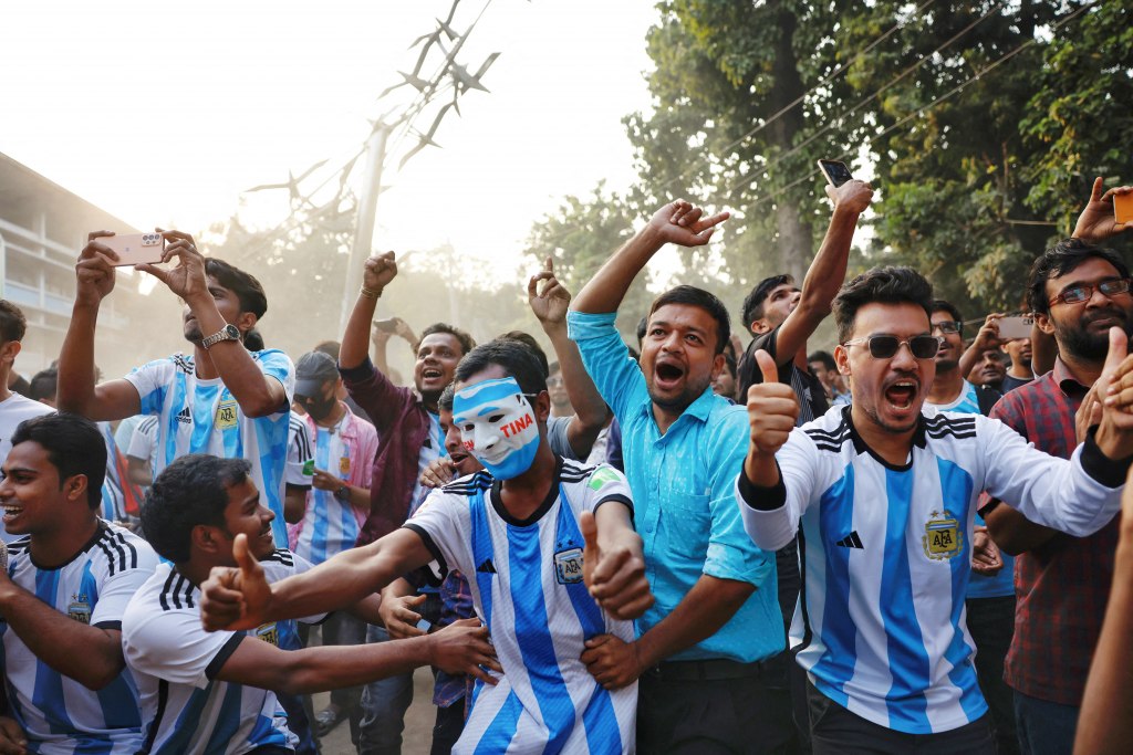 La pasión argentina desbordó en Bangladesh tras el triunfo ante Argelia