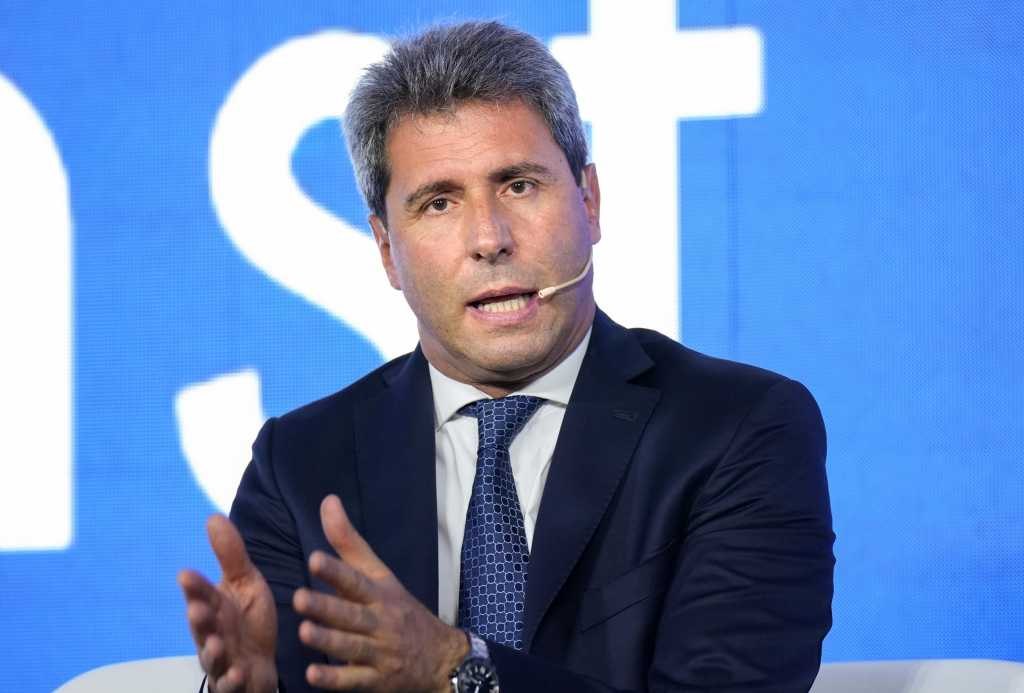 El senador Sergio Uñac durante una entrevista política