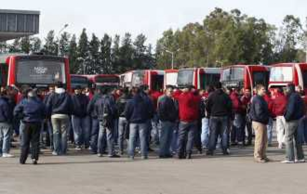 Pasajeros esperan el colectivo en el Área Metropolitana de Buenos Aires
