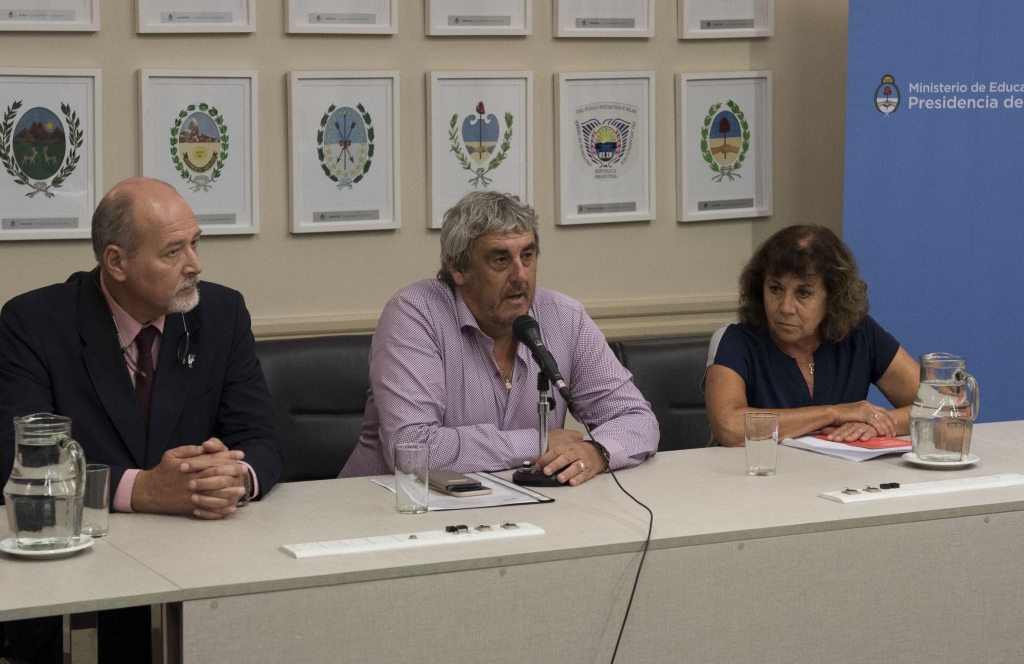 Dirigentes gremiales docentes en conferencia de prensa