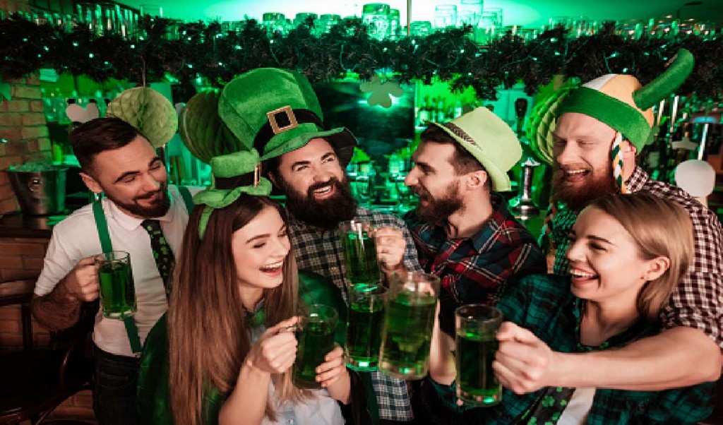 Celebración de San Patricio con tréboles y cerveza