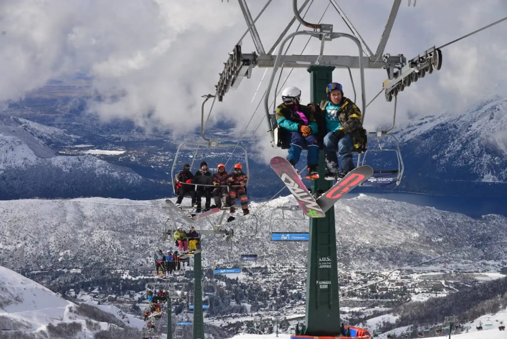 Turistas en destinos de nieve durante las vacaciones de invierno en Argentina