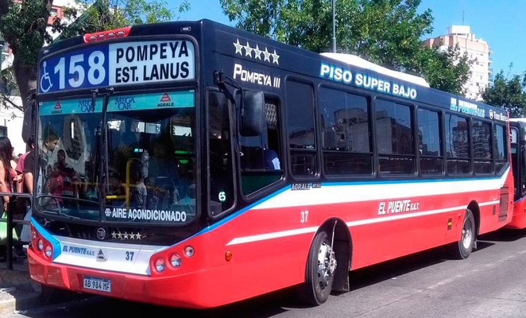 Colectivo circulando en el Área Metropolitana de Buenos Aires