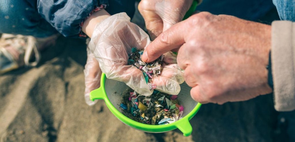Científicos desarrollaron un método de bajo costo para extraer microplásticos del suelo