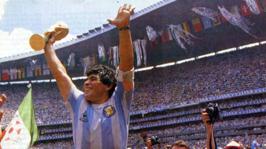 Diego Maradona levanta la Copa del Mundo en el Estadio Azteca, Mundial México 1986