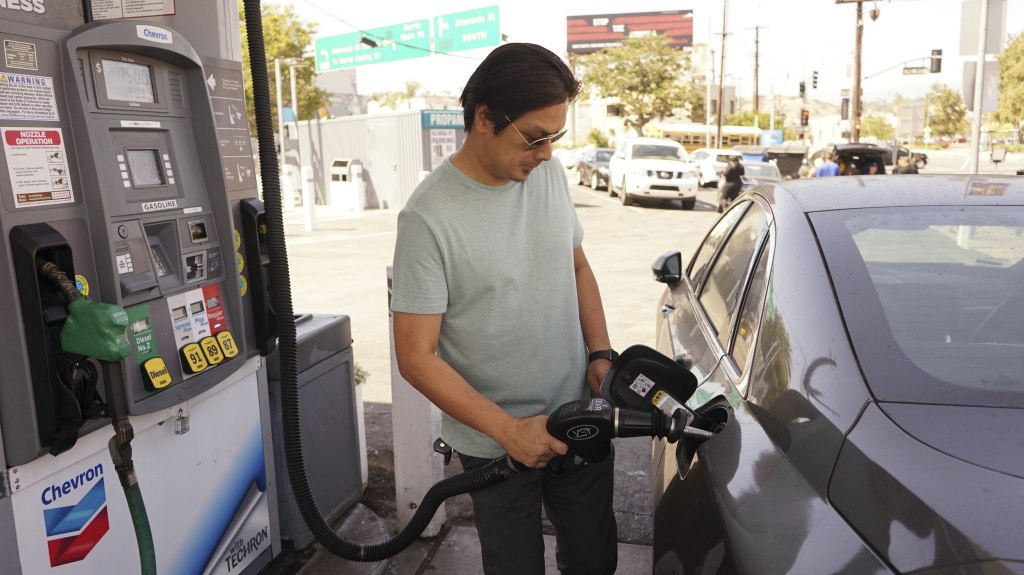 Estación de servicio en Estados Unidos con precios de combustibles en alza