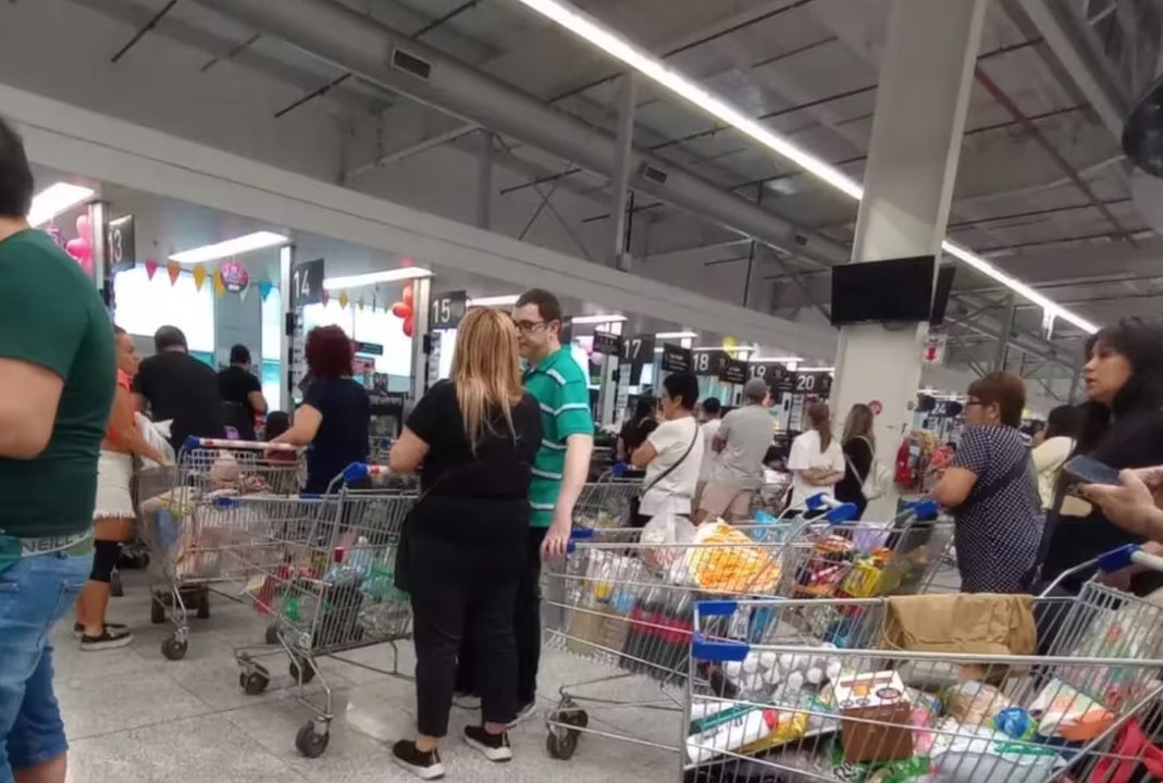Boom de consumo: supermercados y mayoristas colmados para tratar de protegerse de los ajustes