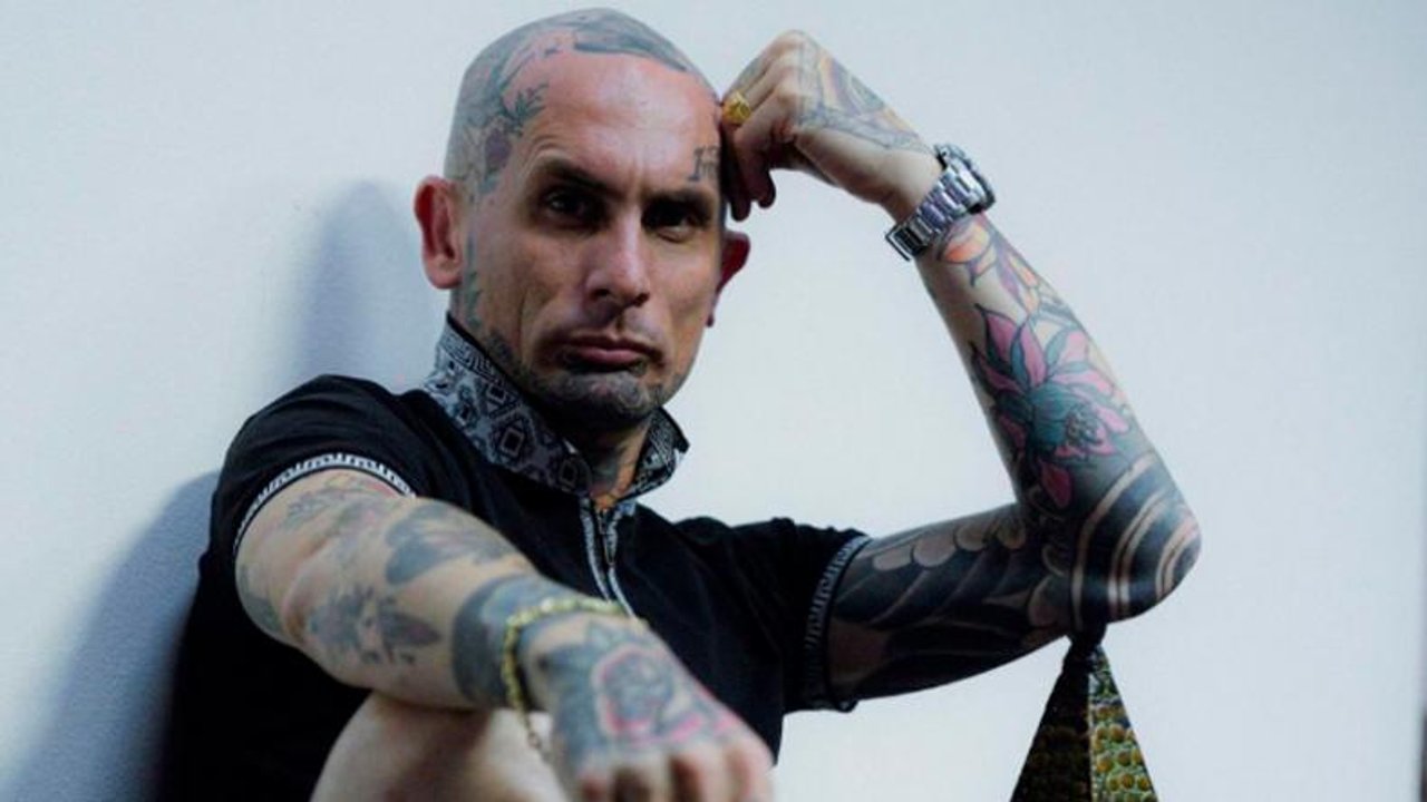 Escándalo con el cantante de Ke Personajes: se peleó con dos jóvenes que le sacaron fotos y lo grabaron