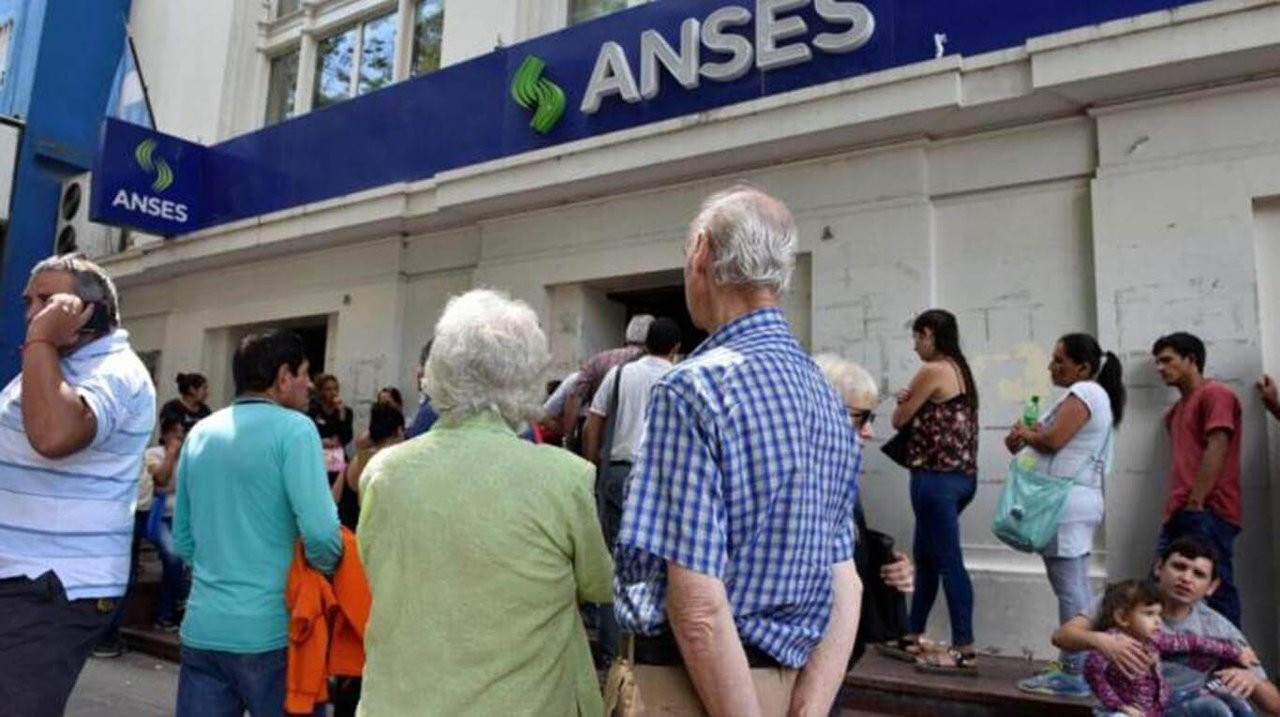 El Gobierno confirmó un bono de .000 para jubilados en febrero