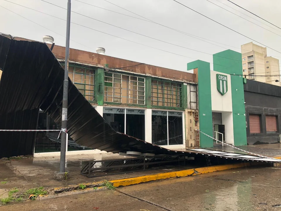 El Club San Miguel, recientemente ascendido a la Primera Nacional del fútbol argentino, sufrió destrozos en sus instalaciones.