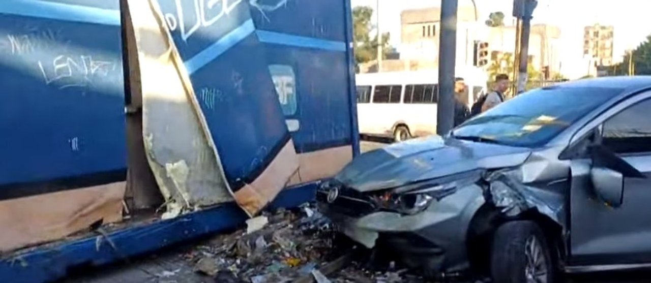 Un auto chocó contra una garita en el Puente Liniers: hay dos policías heridos