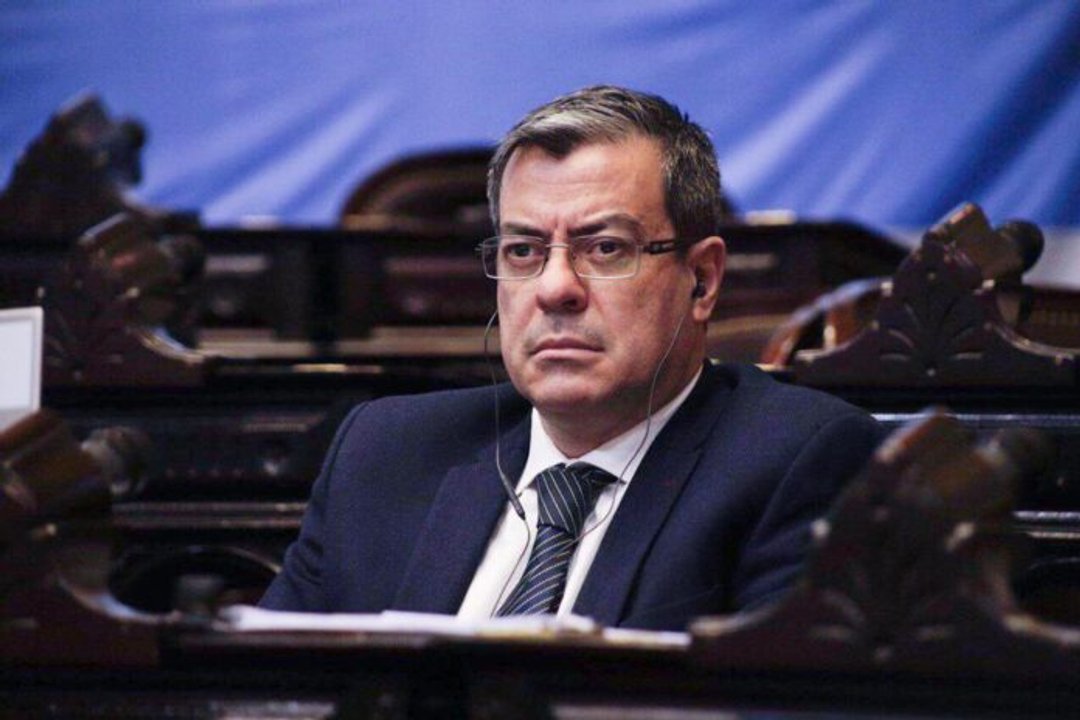 El jefe del bloque K en Diputados reclamó a Milei que frene el "mega DNU" y que mande las reformas al Congreso