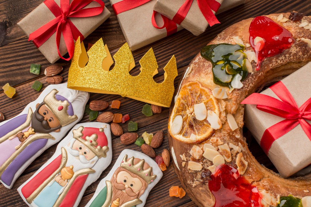 Niños celebran el Día de Reyes Magos con regalos