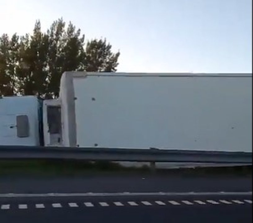 Volcó camión con carga de carne en Autopista Ezeiza-Cañuelas