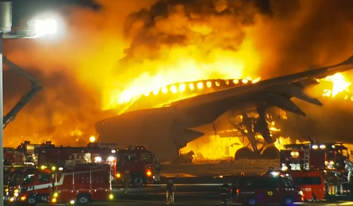 Temible incendio de un avión en Tokio con 300 pasajeros: seguilo en vivo