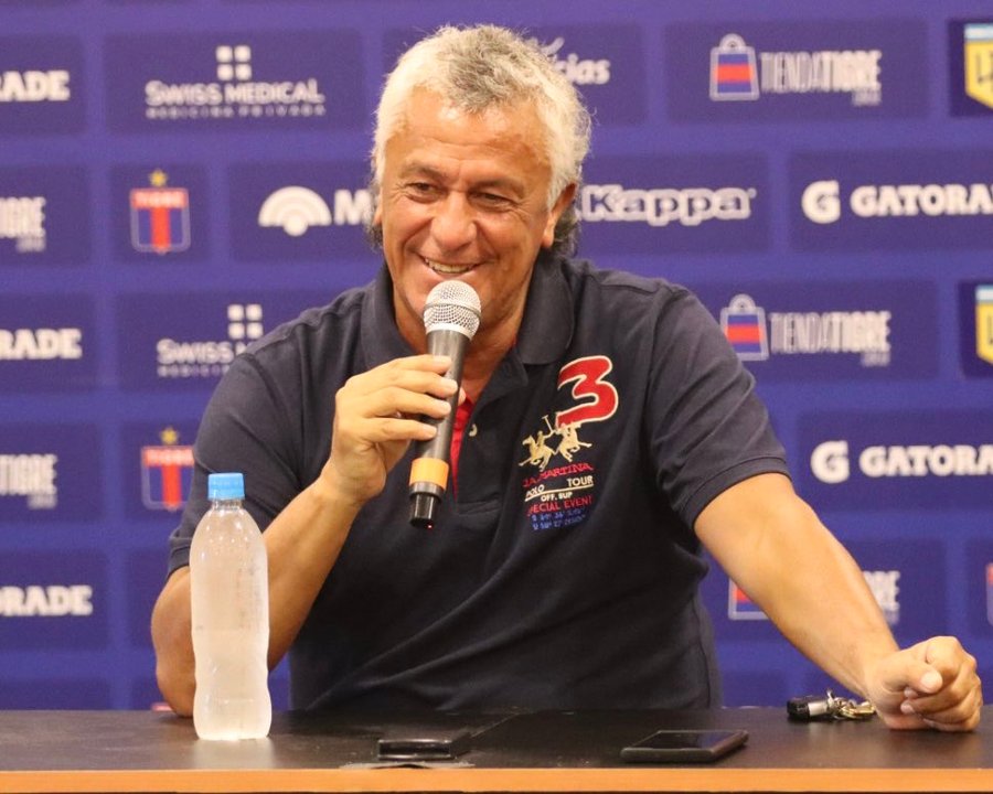 Néstor Pipo Gorosito respondió a Gary Neville por sus críticas a Cristian Cuti Romero y Lisandro Martínez