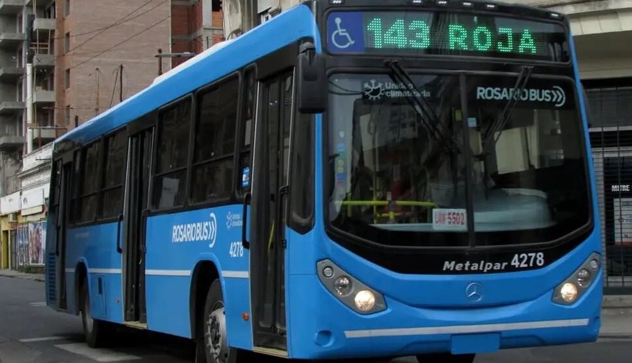 Rosario: adolescentes arrojaron bomba molotov contra un colectivo y fueron arrestados