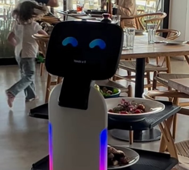 El primer mozo robot de USD 20.000 ya "trabaja" en Punta del Este