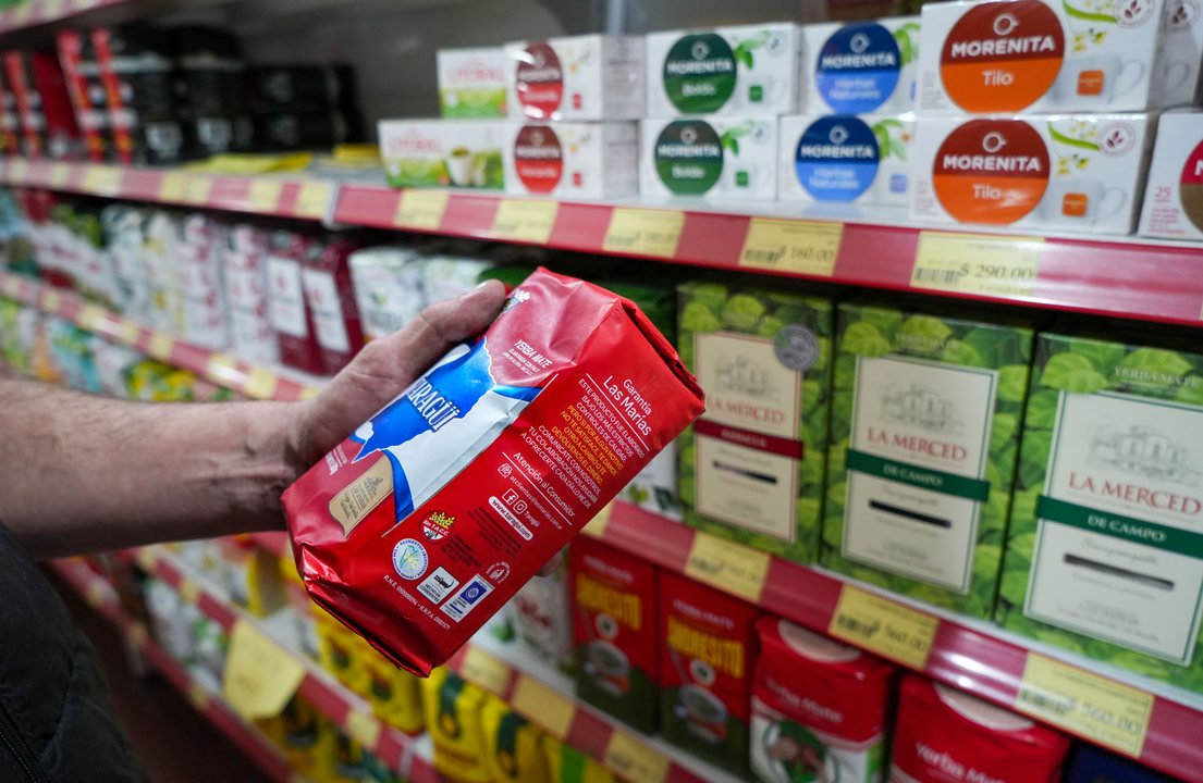 Consumidores en góndolas de supermercado