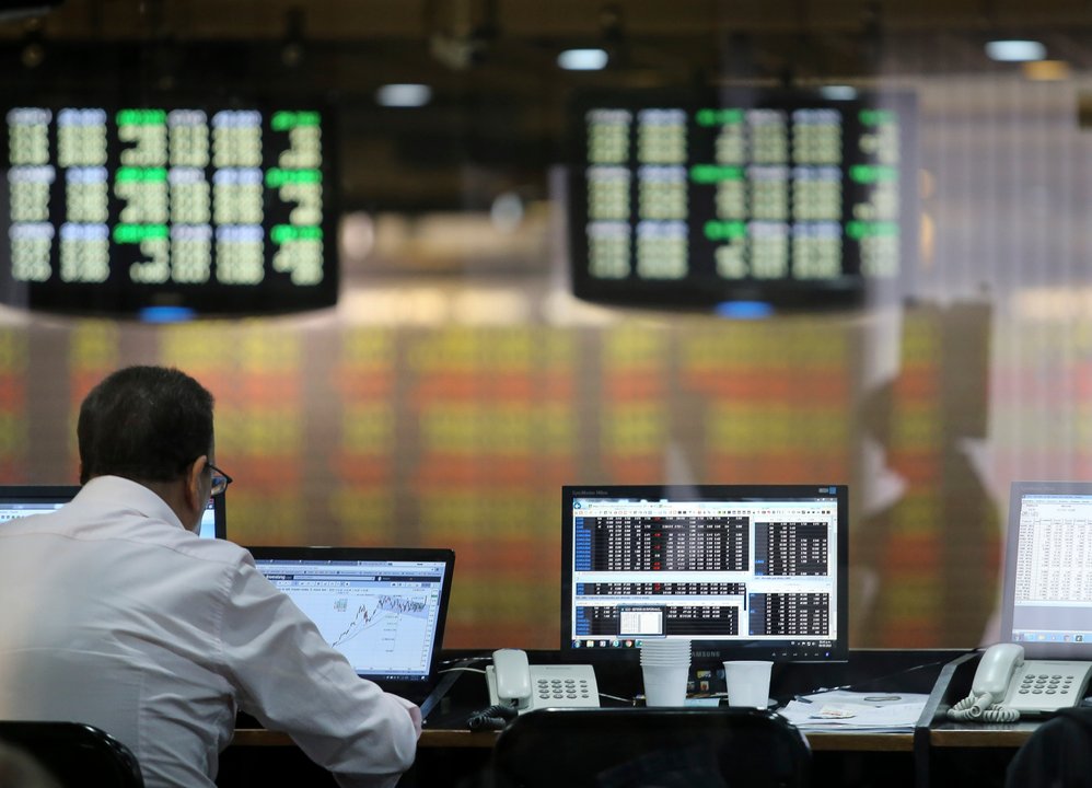 Ahorristas: ¿es momento de comprar dólar blue “barato” o acciones en alza?