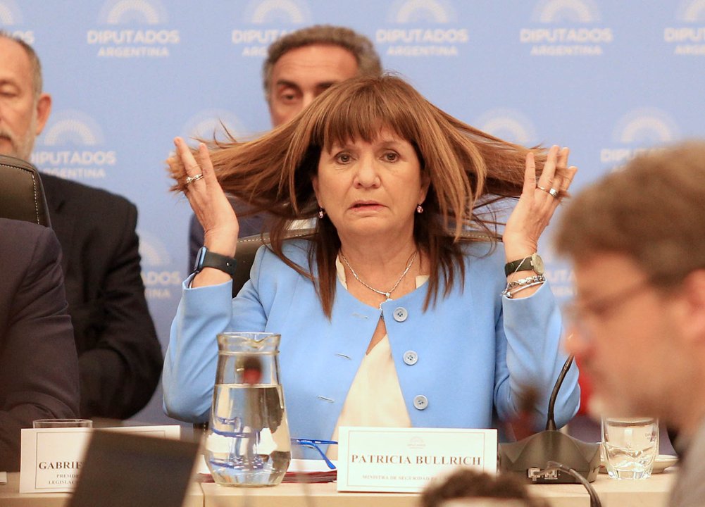 Bullrich completó una licitación de Aníbal Fernández para tener comunicaciones "encriptadas"