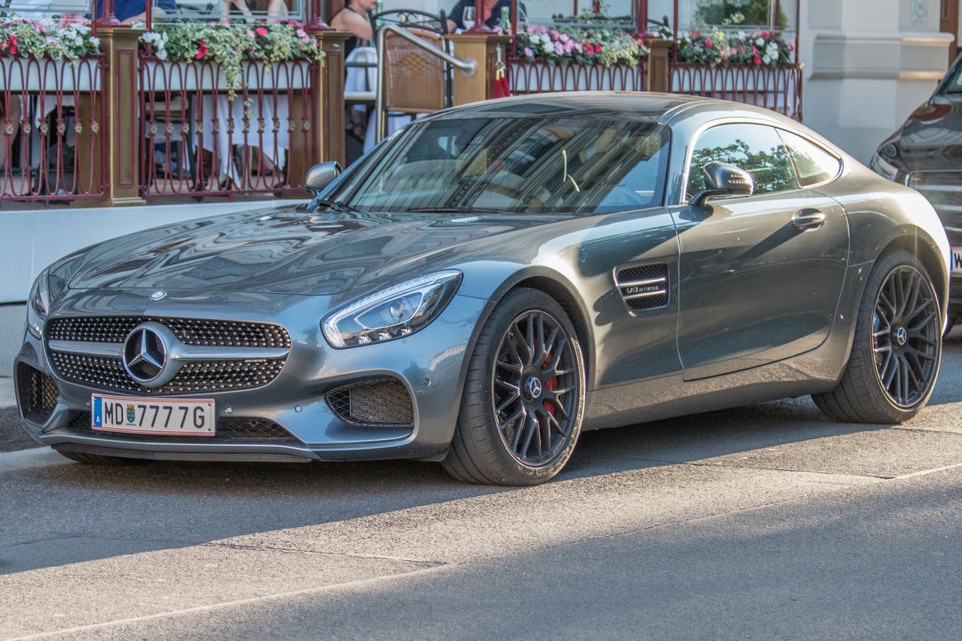 Un tiktoker le preguntó al dueño de un Mercedes Benz AMG GT-R cómo conseguir un auto así y le dio un consejo sencillo
