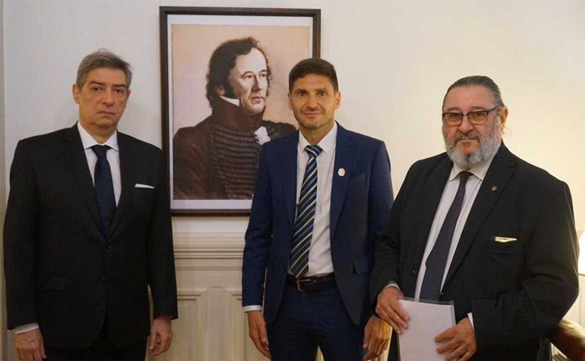 "A los narcos y sicarios les molesta no poder conducir sus bandas desde la cárcel", dijo Pullaro, que se reunió con Rosatti