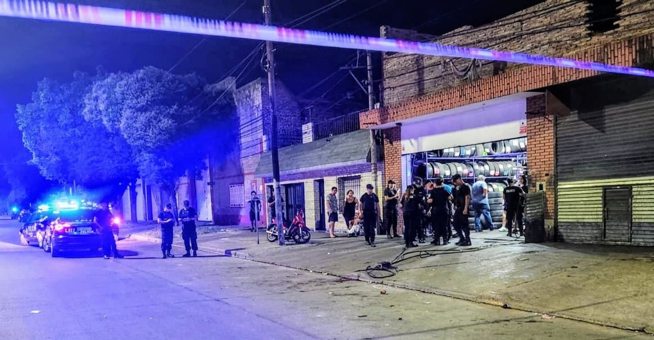Rosario: asesinaron a un hombre frente a una gomería y habrían dejado otro mensaje mafioso para Pullaro