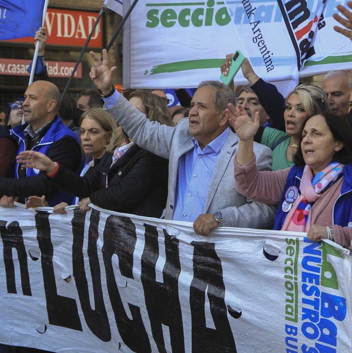 Trabajadores bancarios acuerdan nuevo aumento salarial