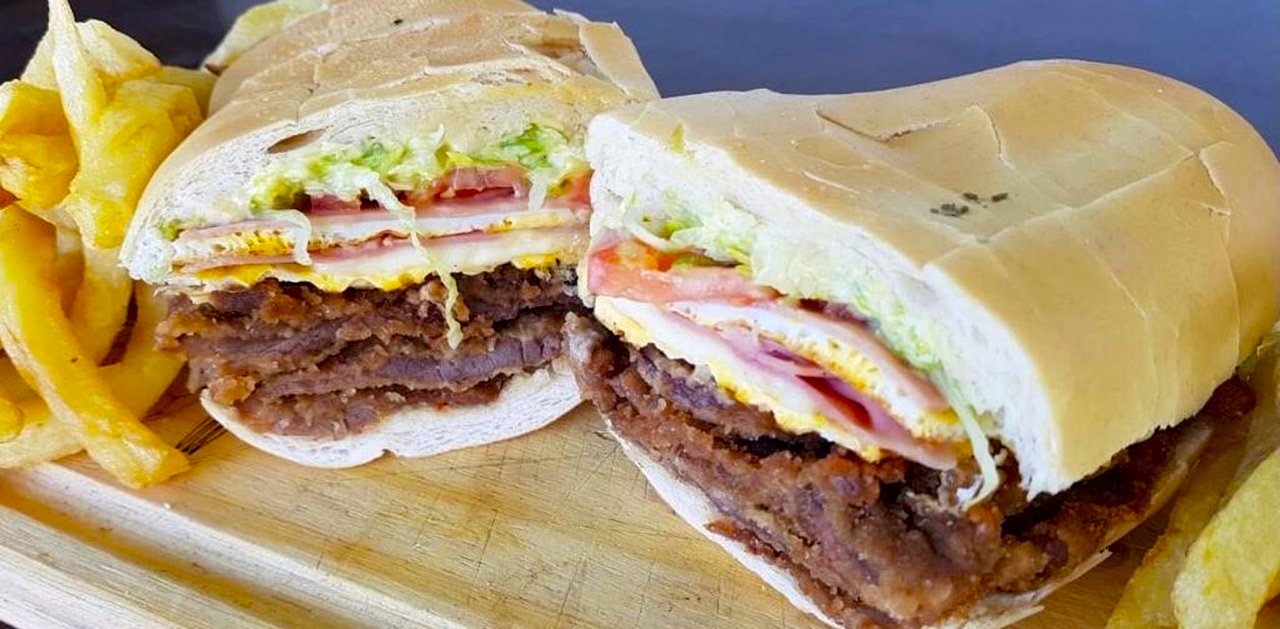 El sándwich de milanesa tucumano, patrimonio de la gastronomía argentina