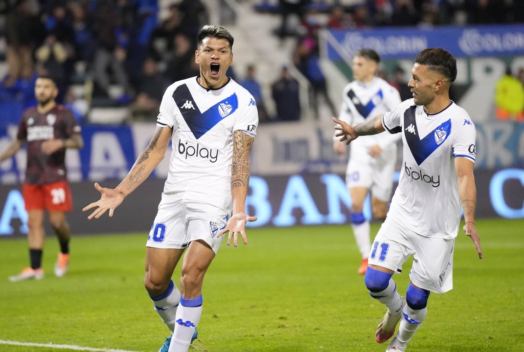 Lanús presentó al delantero Walter Bou como su nuevo refuerzo