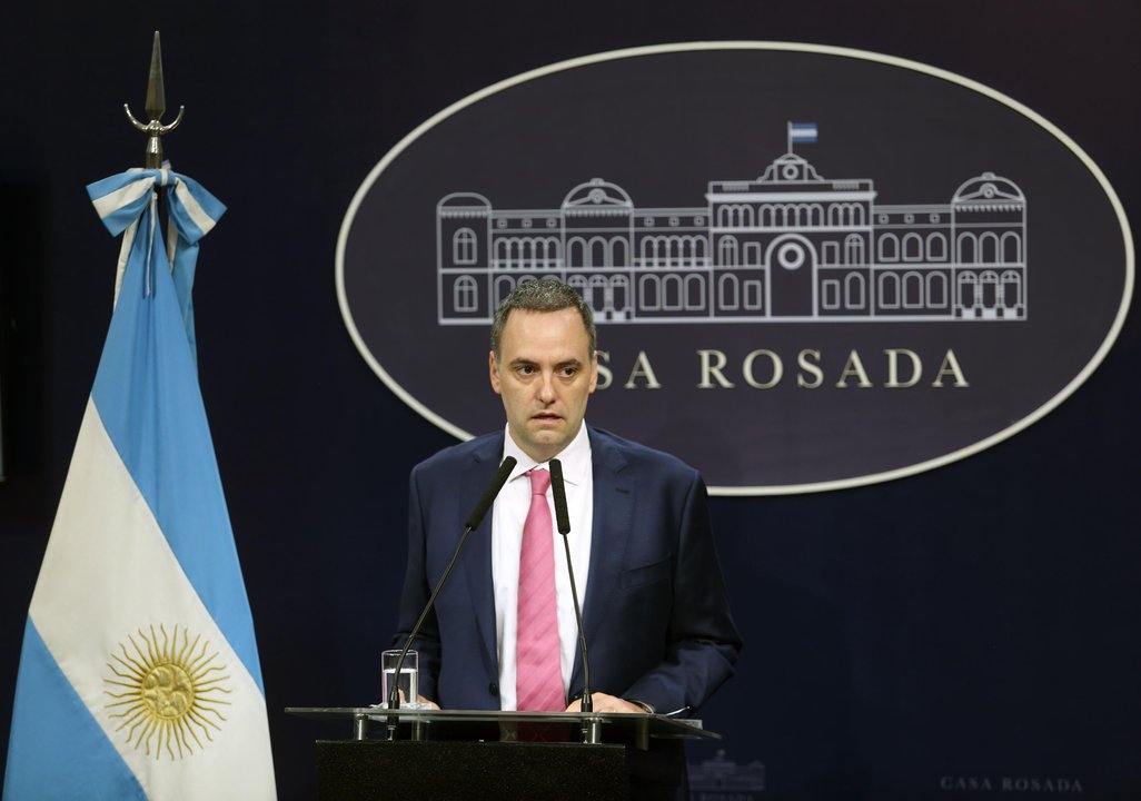 Adorni calificó a "Pepe" Albistur como "golpista de reposeras" tras sus dichos sobre el futuro del Gobierno