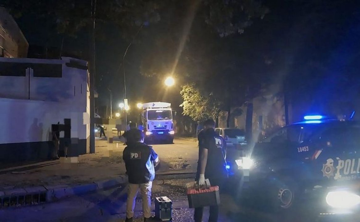 Balearon un camión de residuos en Rosario y dejaron una nota mafiosa