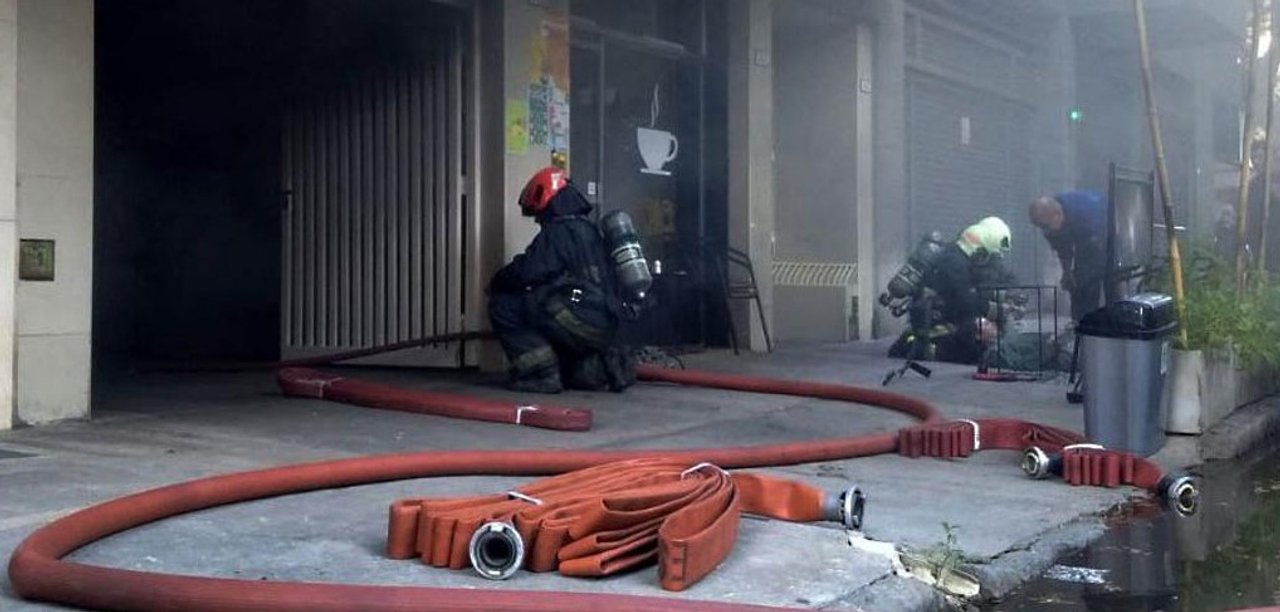 Se incendió un departamento en Almagro: dos vecinos fueron internados