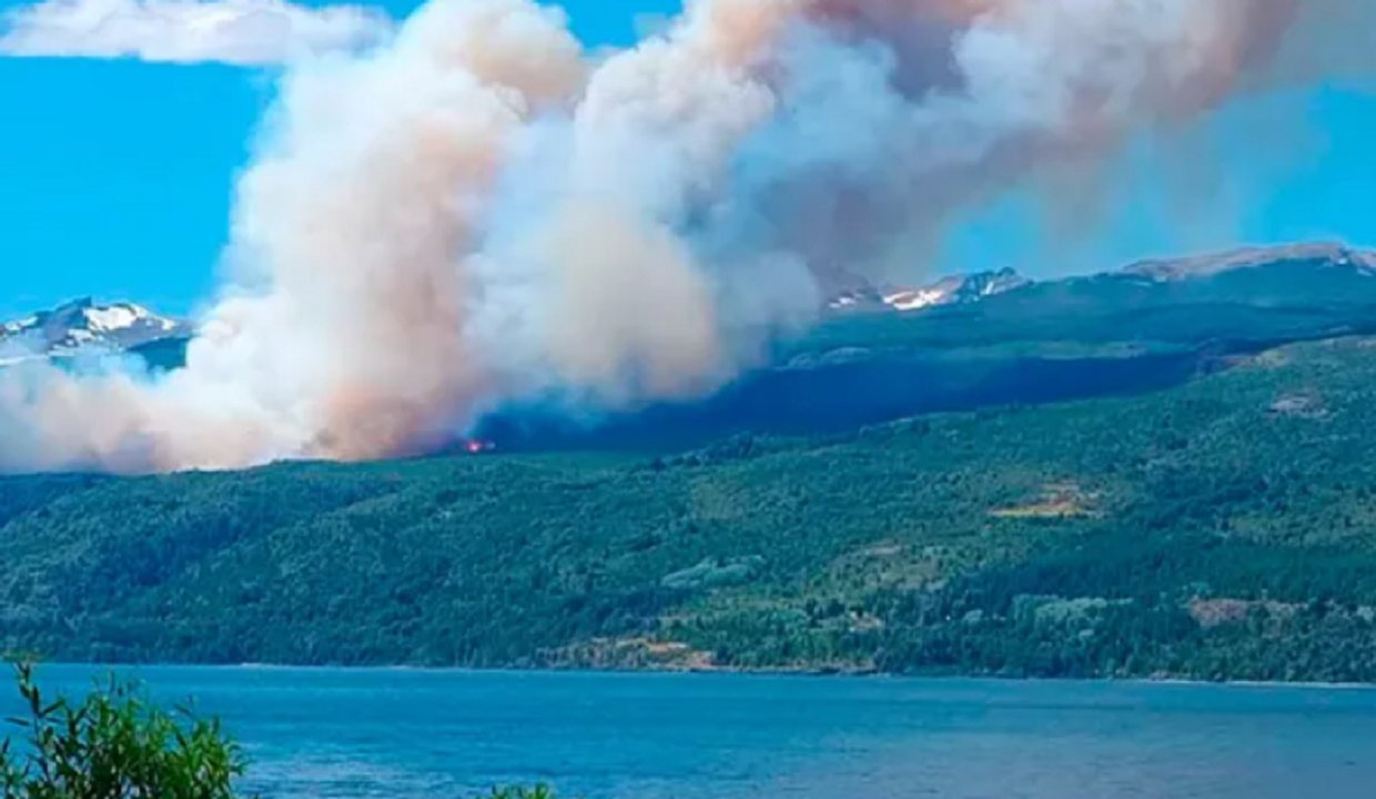 El Gobierno aporta brigadas y aviones hidrantes para combatir el fuego en el Parque Nacional Los Alerces