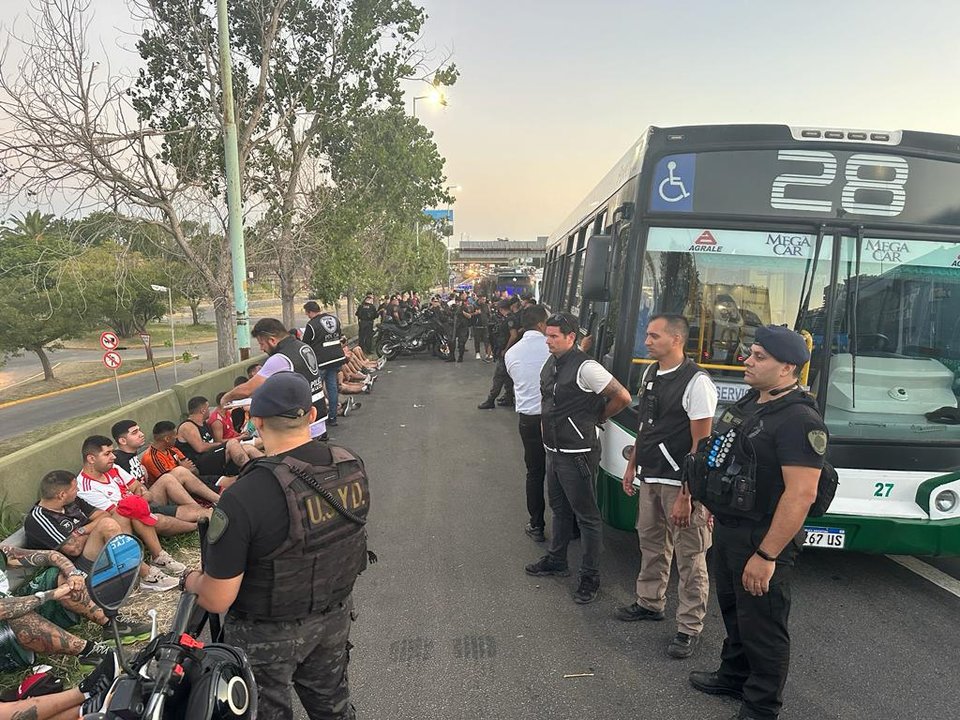 30 barras de River fueron detenidos por incidentes en las inmediaciones del estadio