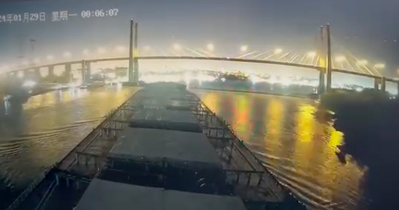 Video: así chocó el barco contra el puente Zárate Brazo Largo